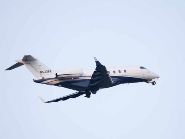 Bombardier Challenger 300 (N523EF)