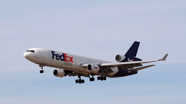 Boeing MD-11 (N523FE) - "David" on final to 18R.