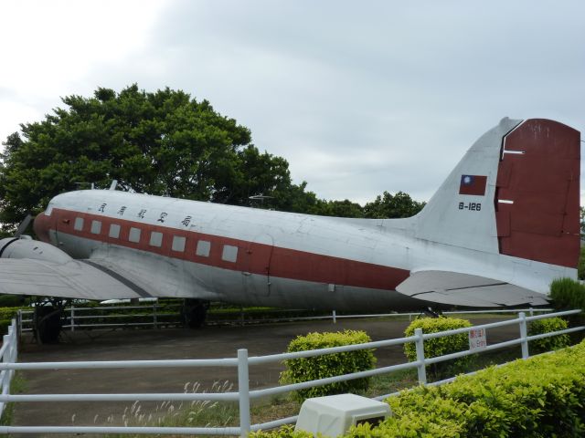 Douglas DC-3 —