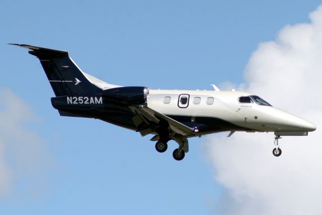 Embraer Phenom 100 (N252AM) - On short finals for rwy 10L on 18-Oct-18 visiting on a round trip from KVLD.