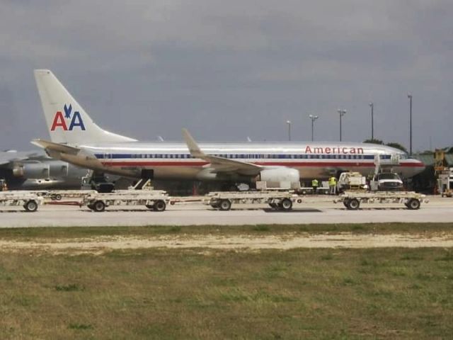 Boeing 737-800 (N921NN)