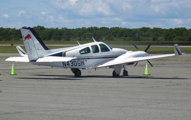 Beechcraft 55 Baron (N4305W) - Note the 4 blade prop and winglets.