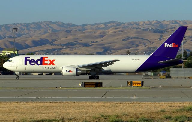 BOEING 767-300 (N101FE)