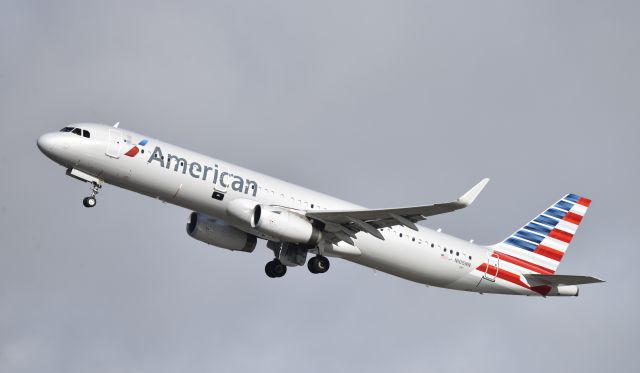 Airbus A321 (N105NN) - Departing LAX