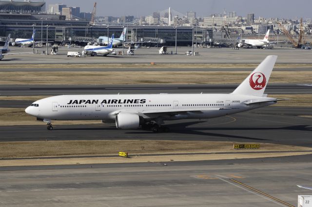 Boeing 777-200 (JA008D) - Taxing at Haneda Intl Airport on 2013/02/11