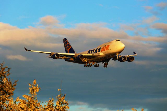 Boeing 747-400 (N458MC)