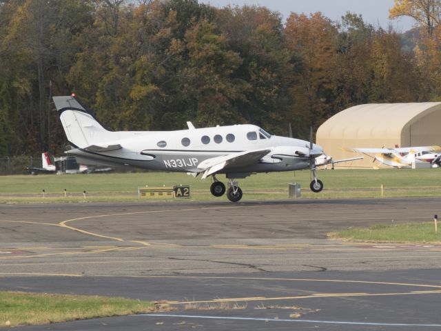 Beechcraft King Air 90 (RLI331) - Landing runway 08. 20 OCT 2016.