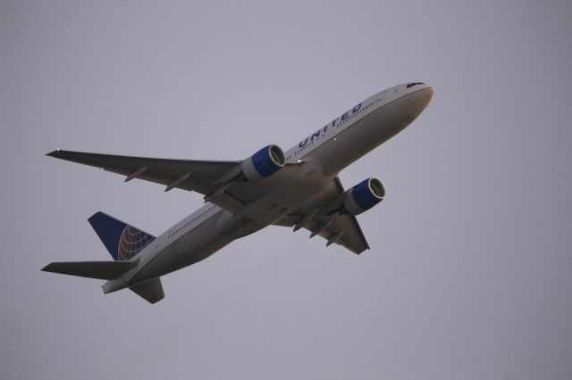 Boeing 777-200 (N215UA)