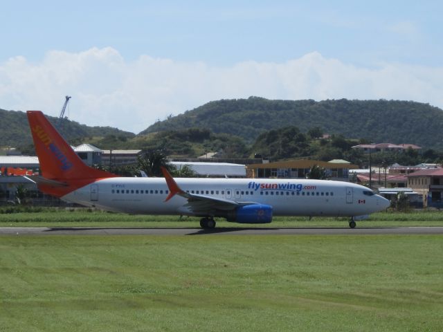 Boeing 737-800 (C-FYLC)