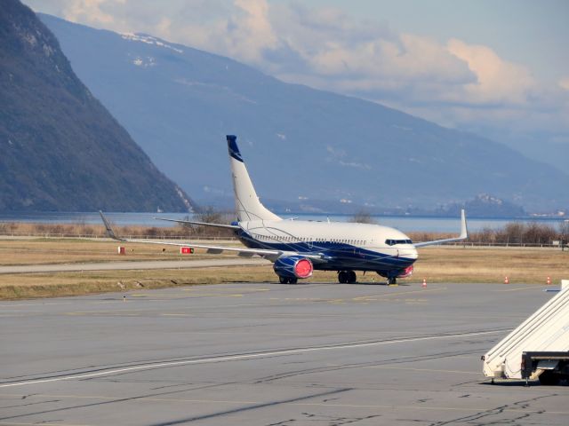 Boeing 737-700 (P4-NGK)