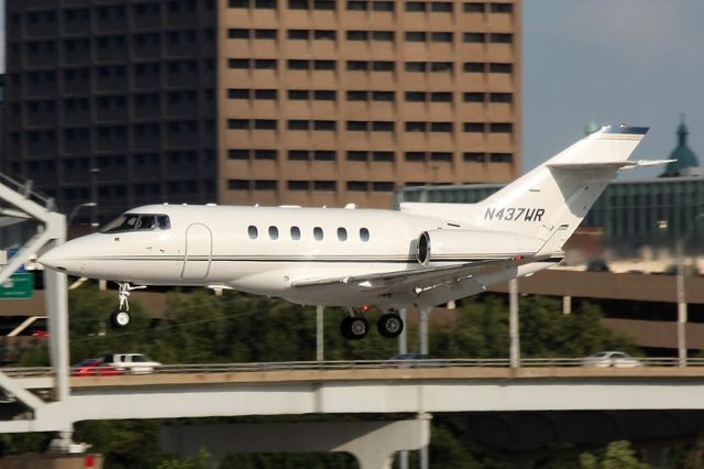 Hawker 800 (N437WR)