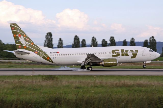 BOEING 737-400 (TC-SKM)