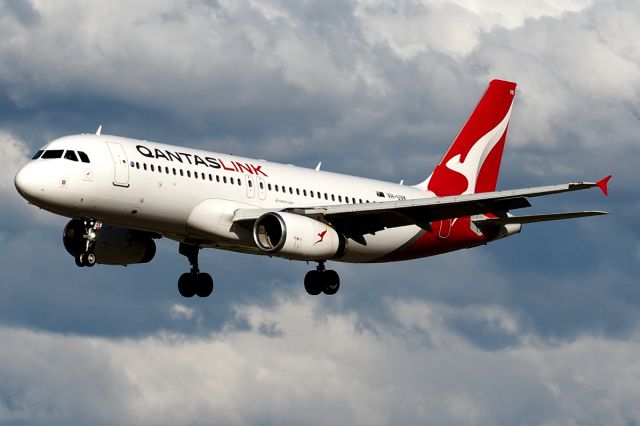 Airbus A320 (VH-UYK) - A320-232 sn 2316. Qantaslink VH-UVK name Geraldton Wax rwy 03 YPPH16 July 2022