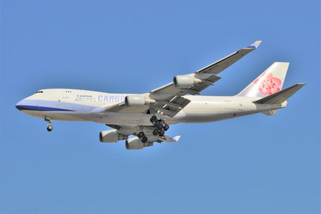 Boeing 747-400 (B-18717)