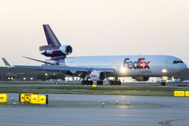 Boeing MD-11 (N523FE) - Evening arrival on 13R