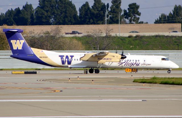 de Havilland Dash 8-400 (N435QX)