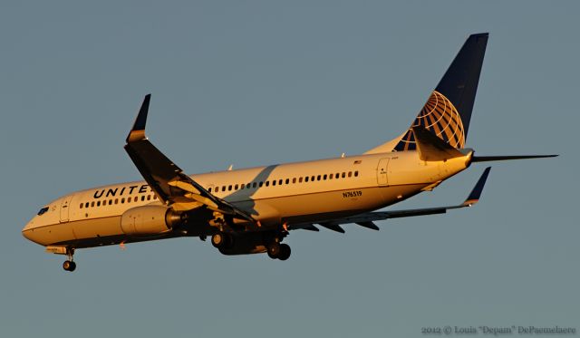 Boeing 737-700 (N76519) - Landing with a sunset glare.