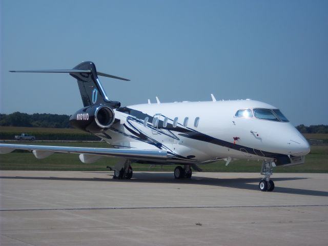 Bombardier Challenger 300 (N101UD) - The new 101UD