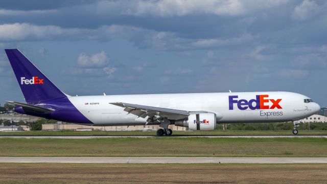 BOEING 767-300 (N298FE) - Graceful touchdown