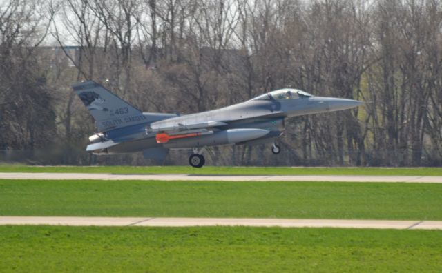 Lockheed F-16 Fighting Falcon (N88463) - SD ANG 463 on final to KFSD