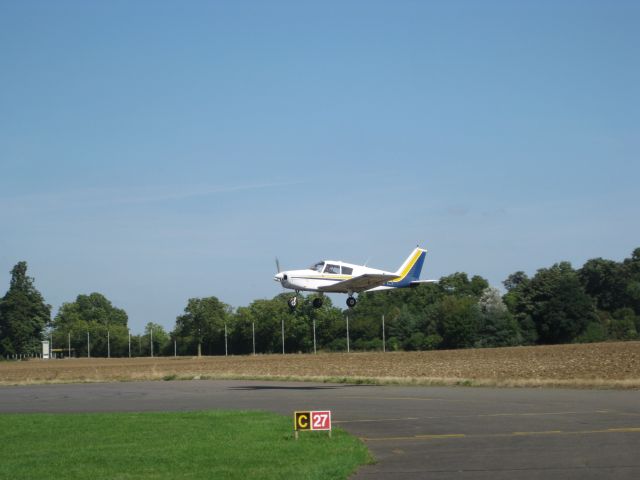 Piper Cherokee (G-AVLT)