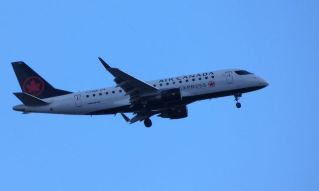 Embraer ERJ 175 (C-FRQK) - On final is this Air Canada Express Embraer ERJ-175 in the Autumn of 2018.