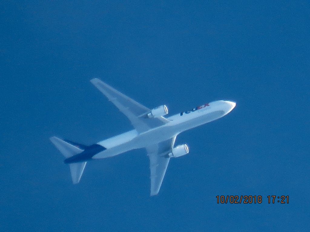 BOEING 767-300 (N156FE)