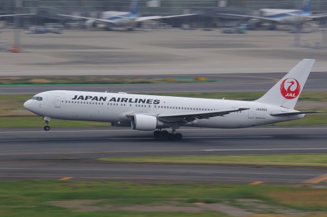 BOEING 767-300 (JA8988)