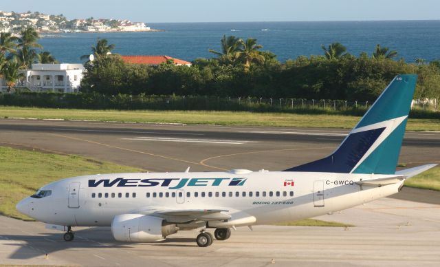 BOEING 737-600 (C-GWCQ)