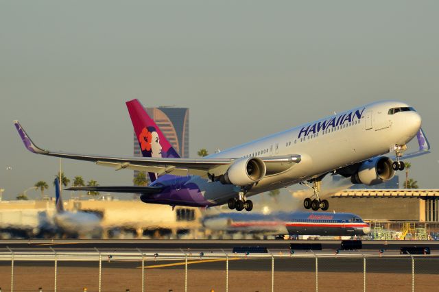 BOEING 767-300 (N588HA)