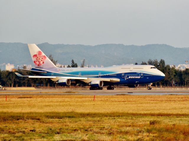 Boeing 747-400 (B-18210)