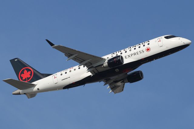 Embraer 175 (C-FEKI)
