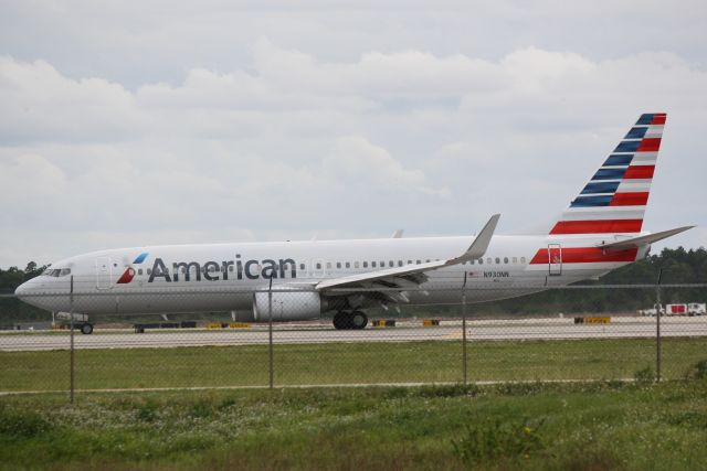 Boeing 737-800 (N930NN) - American Flight 1276 (N930NN) arrives at Southwest Florida International Airport following flight from Dallas/Fort Worth International Airport