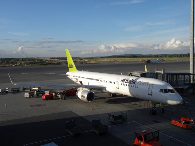 Boeing 757-200 (YL-BDB)