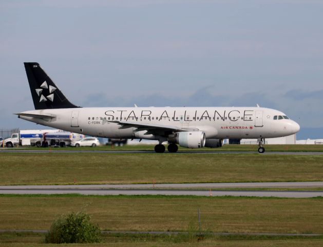 Airbus A320 (C-FDRK) - Departing for Toronto.