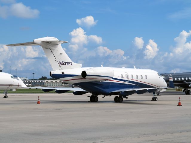 Bombardier Challenger 300 (N532FX)