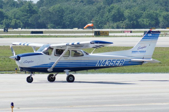 Cessna Skyhawk (N435ER) - Riddle bird taxiing out. Like my photos? Follow me on Twitter: @nsandin88