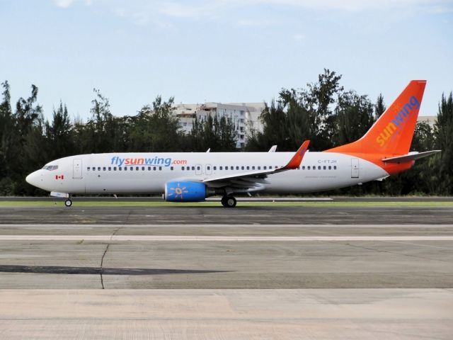 Boeing 737-800 (C-FTJH) - Good canadian weekend!