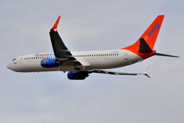 Boeing 737-800 (C-GOFW)