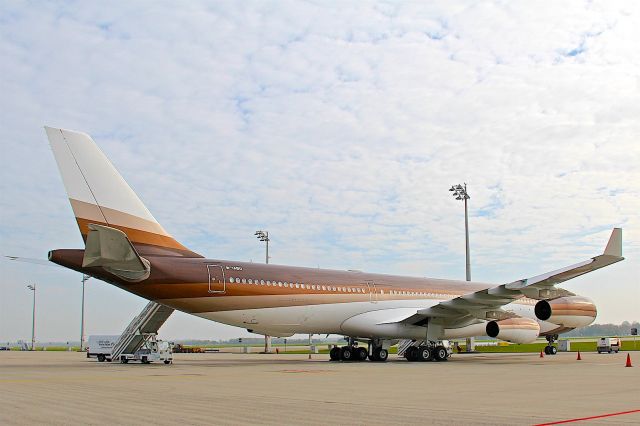 Airbus A340-600 (M-IABU)