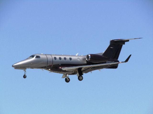 Embraer Phenom 300 (N95HE) - Landing RWY 30