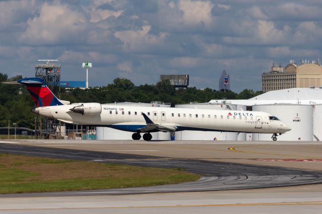 Canadair Regional Jet CRJ-900 (N296PQ)