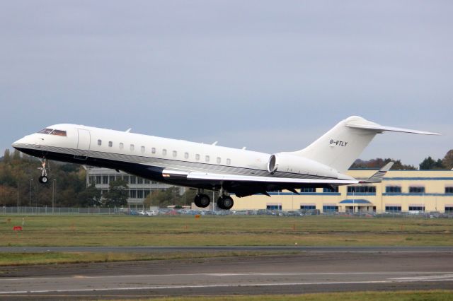 Bombardier Global Express (G-VTLY) - Gama Aviation Global 6000 on short finals for rwy 24 on 8-Nov-21 arriving from EGGW as GMA681.