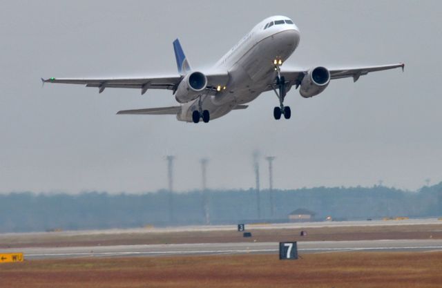 Airbus A320 (N498UA)