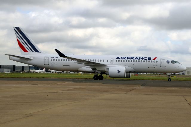 Airbus A220-300 (F-HZUZ) - Landing on rwy 27L on 27-Aug-23 operating flight AFR7550 from LFMN.