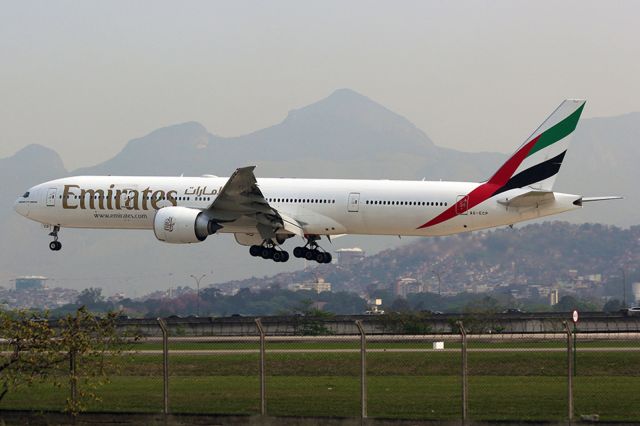 Boeing 777-200 (A6-ECP)