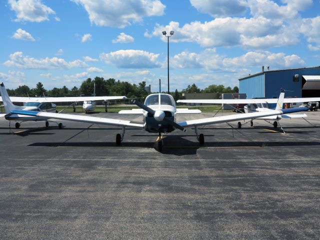 Piper Cherokee (N2180E)