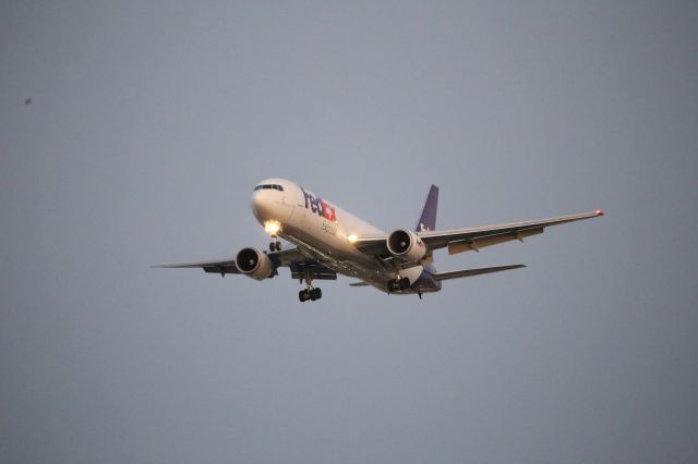 BOEING 767-300 (N181FE)