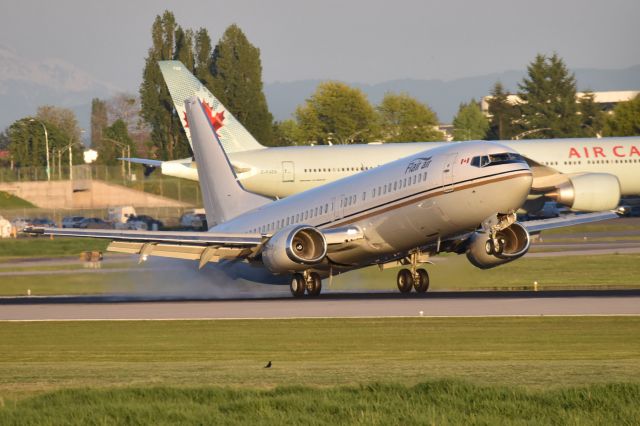 BOEING 737-400 (C-FLER)