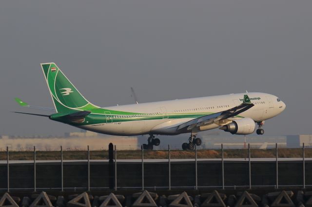 Airbus A330-200 (YI-AQY)